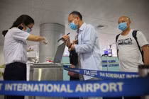 Từ ngày 1/1/2022: Người nhập cảnh tiêm đủ vắc xin, xét nghiệm âm tính sẽ cách ly tại nhà 3 ngày