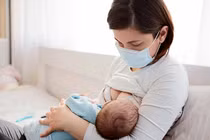 Mẹ bị mắc Covid-19 có nên cho trẻ bú?