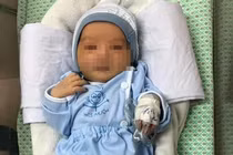 Bé sơ sinh bị mẹ bỏ rơi dưới hố ga đã qua đời