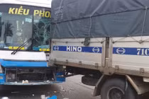 5 ôtô va chạm liên hoàn trên quốc lộ 1