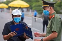 Các doanh nghiệp thuộc khối tư nhân đang bối rối trước "ma trận" thủ tục cấp giấy đi đường mới của Hà Nội. Ảnh: Đức Anh. 