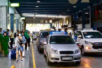 Xáo trộn đón taxi công nghệ ở sân bay Tân Sơn Nhất