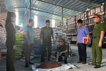 Lực lượng chức năng kiểm tra và thu giữ phân bón giả.