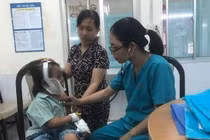 Nghịch chai keo xịt tóc, bé gái 6 tuổi bỏng nặng vùng mặt