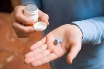 Nhập viện vì nuốt thuốc mà không uống nước