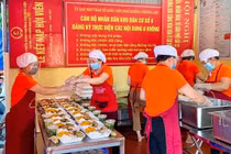 Công tác chuẩn bị thực phẩm nấu ăn hàng ngày phục vụ cán bộ, chiến sĩ và các trường hợp F1 cách ly tập trung.