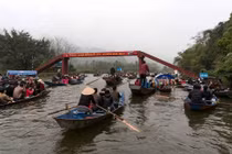 Đầu tư vào du lịch tâm linh Hương Sơn: Ðược gì, mất gì?