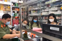 Cán bộ liên ngành quận Cầu Giấy (TP Hà Nội) kiểm tra các cơ sở kinh doanh thuốc trên địa bàn.