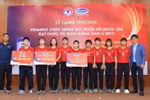 Vinamilk trao thưởng cho đội bóng nữ quốc gia vô địch Đông Nam Á