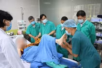 Nam phi công người Anh khỏi bệnh COVID-19, ra viện không cần cách ly, còn 5 ngày nữa hồi hương