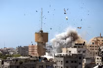 Không quân Israel sử dụng bom có điều khiển do Mỹ sản xuất không kích Dải Gaza