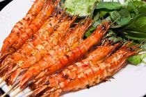 Đầy bụng vì ăn quá nhiều tôm