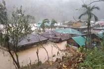 Cảnh tan hoang khi bão Vamco quét qua Philippines