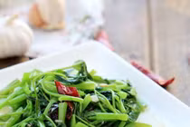 Giữ màu xanh cho rau muống xào