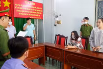 Cơ quan công an thi hành lệnh bắt bị can Phan Huỳnh Trúc Vi để tạm giam.