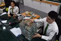 Lãi suất tiết kiệm giảm mạnh, nên gửi tiền vào đâu?