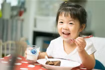 Cô gái Hà Lan mách mẹ về lợi ích bất ngờ nhờ uống sữa tươi trong bữa sáng cho trẻ