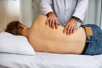 BS Việt Đức giải thích vì sao thầy lang nắn trượt cột sống lại vô cùng nguy hiểm