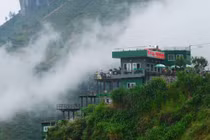 Cận cảnh Mã Pì Lèng Panorama “khoác áo” màu xanh trước khi bị tháo dỡ