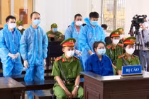 Bà trùm Mười Tường cùng các đồng phạm tại phiên tòa xét xử.