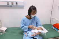 Tận tâm, sốc sức gần nửa năm giành giật sự sống cho trẻ sinh non 29 tuần bị viêm ruột hoại tử 