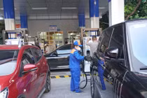 Giá xăng tăng lên gần 33.000 đồng/lít