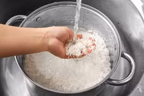  Vo gạo kỹ sẽ tránh hạt vi nhựa?