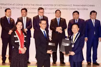 Ông Đỗ Quang Hiển, Chủ tịch HĐQT kiêm Tổng Giám đốc Tập đoàn T&T Group và ông Patrick Lee, Chủ tịch Standard Chartered Việt Nam, Giám đốc Standard Chartered Singapore và thị trường ASEAN trao biên bản ghi nhớ tài trợ vốn 6 tỷ USD cho các dự án xanh của T