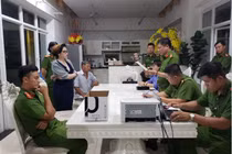 Bị can Phạm Thị Tuyết Nhung (Giám đốc Cty Đất Vàng Hoàng Gia) tại thời điểm Cơ quan điều tra tống đạt quyết định khởi tố bị can, lệnh bắt tạm giam.