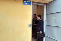 Đoàn kiểm sát của Viện Kiểm sát nhân dân tỉnh Thái Bình trực tiếp kiểm sát đột xuất tại nhà tạm giữ Công an huyện Đông Hưng.