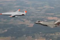Mỹ thử nghiệm thành công UAV tiếp dầu trên không cho F-35C Hải quân