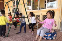Hải Dương: Những chiếc lốp xe hỏng được biến thành đồ chơi hữu ích