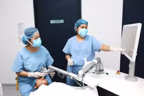 Bác sĩ Nguyễn Thị Mai (trái) chuẩn bị thực hiện ca phẫu thuật khúc xạ bằng công nghệ CLEAR cho bệnh nhân﻿.