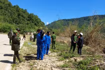 Cơ quan chức năng đưa các đối tượng thực nghiệm hiện trường phá rừng.