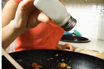 Dễ mắc nhiều bệnh từ thói quen ăn mặn