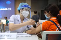 Hà Nội bắt đầu tiêm vắc xin COVID-19 cho học sinh lớp 9