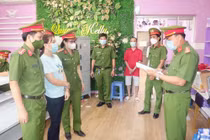 Công an tỉnh Trà Vinh đọc lệnh khám xét nơi ở của bị can Nguyên.