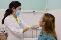 Môi sưng phù, chảy mủ sau xăm 