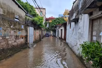 Nhiều đoạn đường Hà Nội ngập sâu trong nước.
