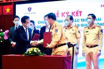 Ông Daiki Mihara, Tổng Giám đốc Công ty Honda Việt Nam ký kết hợp tác với đại diện Cục Cảnh sát giao thông - Cục trưởng Nguyễn Văn Trung.