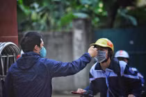 Mở lại trường, học sinh lớp 9, lớp 12 đi học đầu tiên ​