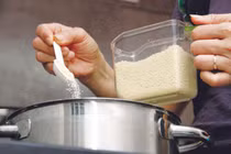 Vi chất rẻ tiền nhưng lại thiếu trầm trọng