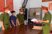 Cơ quan công an đọc lệnh bắt giam đối tượng Hồ Dễ. Ảnh: Công an TP Đà Nẵng.