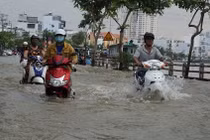 Mưa lớn và triều cường tăng nguy cơ ngập nặng cho TPHCM.