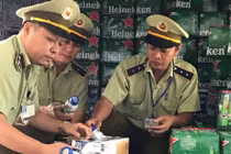 Thu giữ lô bia Heineken và sữa Ensure có dấu hiệu vi phạm