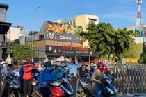 Người dân TP.HCM xếp hàng từ 4h30 đợi siêu thị mở cửa
