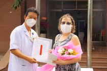 Thiếu tướng, TTND.PGS Nguyễn Hồng Sơn, Giám đốc Bệnh viện Quân y 175 trao giấy ra viện cho bà Elsy Perez (54 tuổi, quốc tịch Cuba) mắc Covid-19 trên cơ địa nhiều bệnh nền.