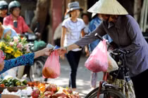 Thủ tướng kêu gọi người dân giảm dùng túi nilon đựng thực phẩm