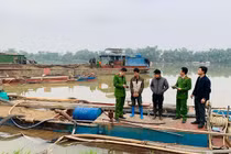 Thanh Hóa: Bắt giữ 2 tàu khai thác cát trái phép trên sông Mã