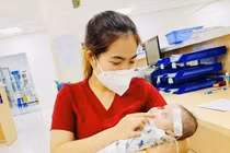 Cấp cứu vì té võng, bé 4 tháng được phát hiện ruột và dạ dày chui lên lồng ngực